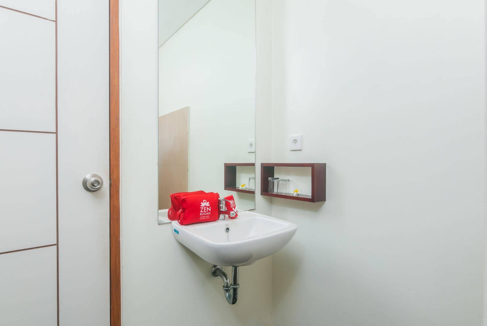 Zen Rooms Seminyak Mertanadi Bagian luar foto